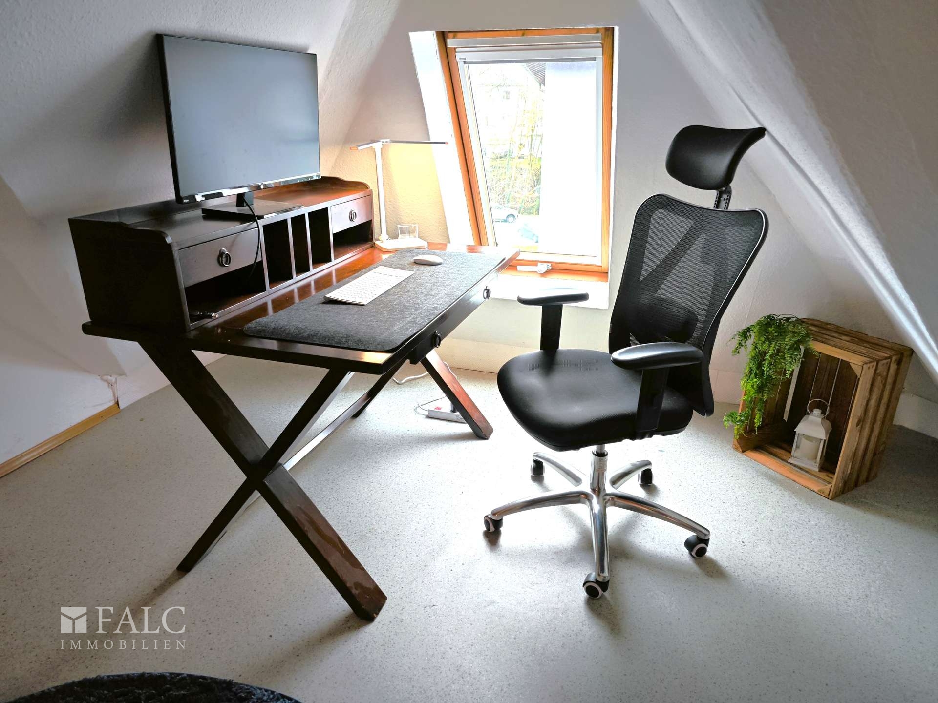 Arbeitsplatz mit Bildschirm und Tastatur